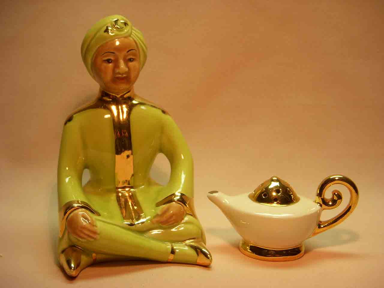 Vallona Starr Aladdin with lamp salt and pepper shakers