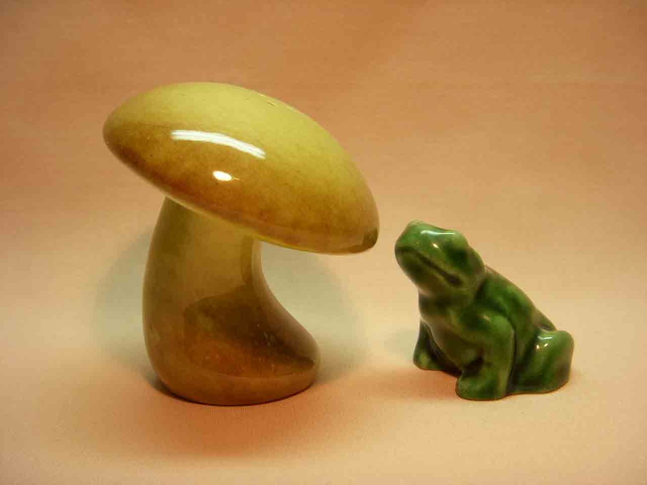 Vallona Starr frog with toad stool salt and pepper shakers