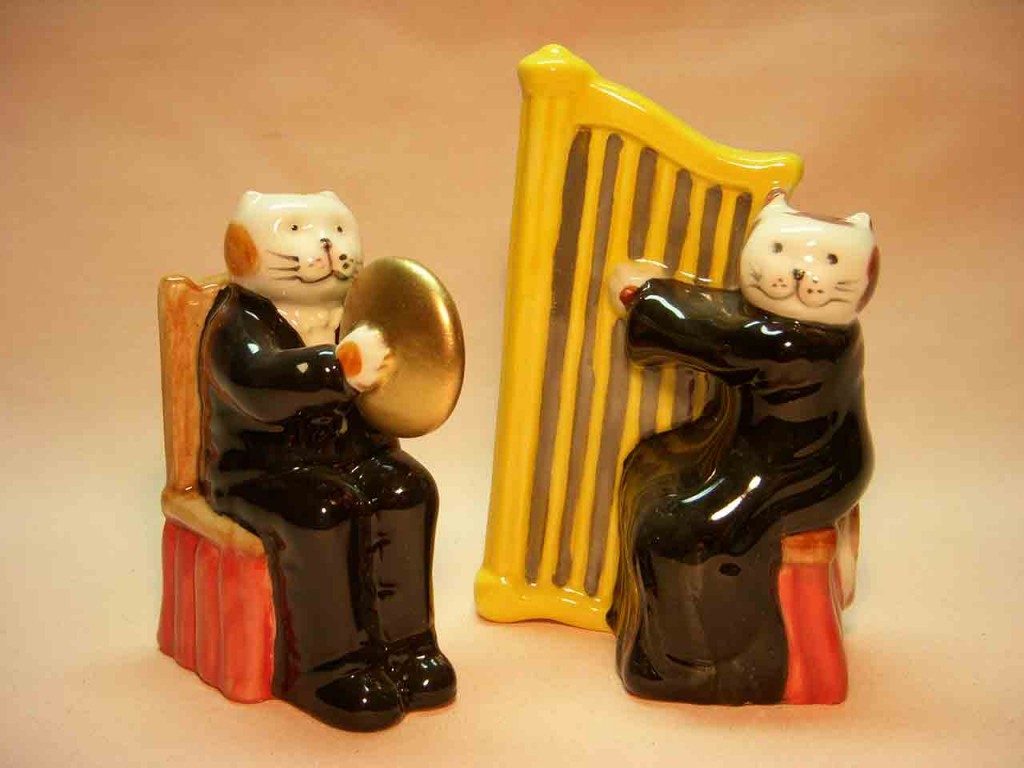 Cat Orchestra - Cats playing the harp and symbols salt and pepper shakers