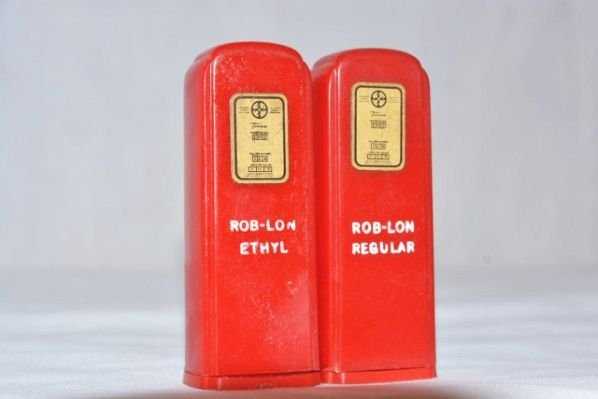 Plastic advertising gas pumps salt and pepper shakers - Rob-Lon