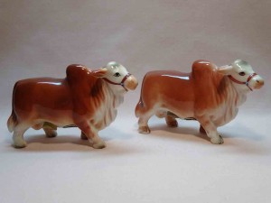 Victoria Ceramics Japan Glossy Realistic animals salt and pepper shakers - Brahman Cattle