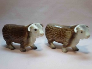 Victoria Ceramics Japan Glossy Realistic animals salt and pepper shakers - Cows
