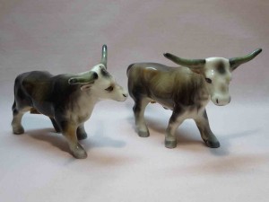 Victoria Ceramics Japan Glossy Realistic animals salt and pepper shakers - Longhorn Cattle