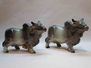 Victoria Ceramics Japan Glossy Realistic animals salt and pepper shakers - Brahman Cattle