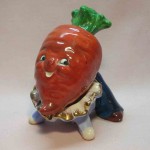 Anthropomorphic stacking carrot salt and pepper shakers