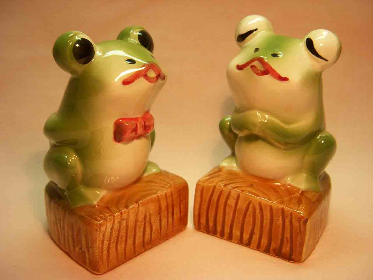 Kissing frogs salt and pepper shaker