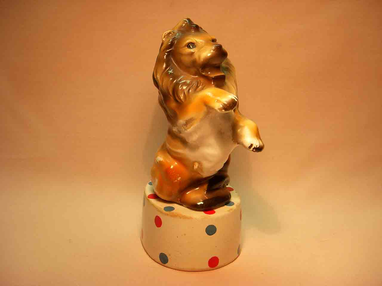 Stacker circus lion on podium salt and pepper shaker