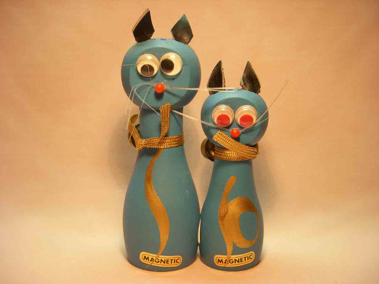 Magnetic wooden cats salt and pepper shaker