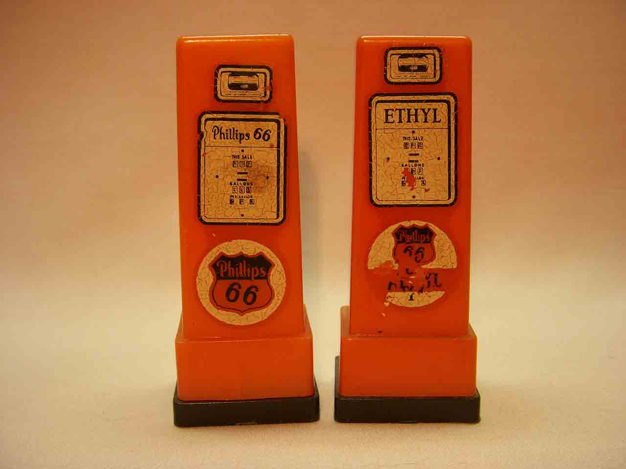 Plastic advertising gas pumps salt and pepper shakers - Phillips 66