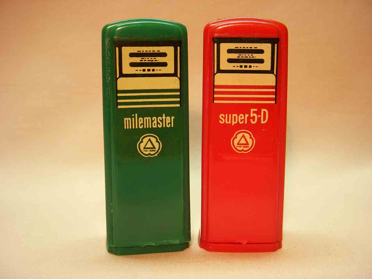 Plastic advertising gas pumps salt and pepper shakers - Cities Service