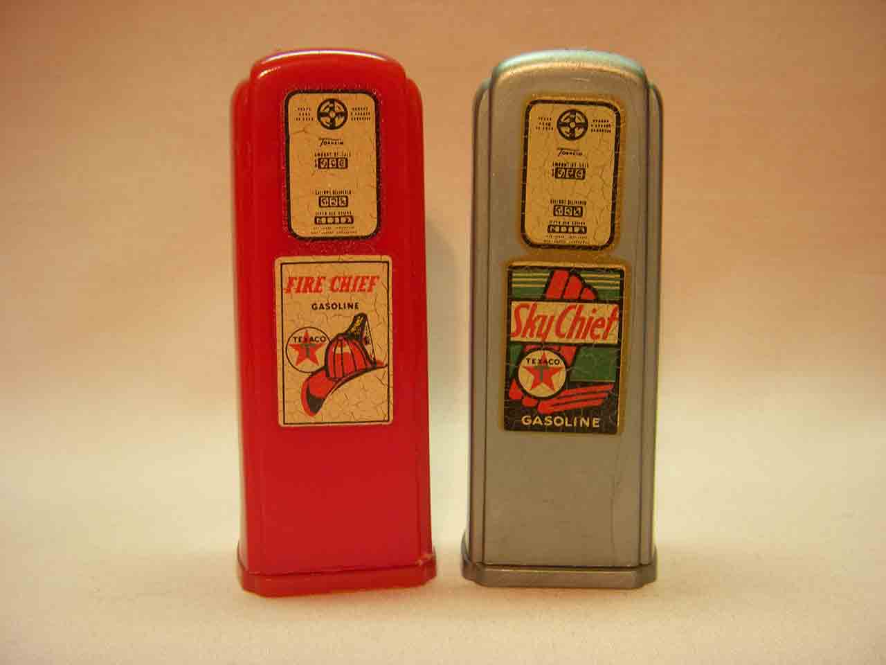 Plastic advertising gas pumps salt and pepper shakers - Texaco