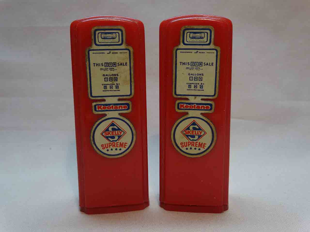 Plastic advertising gas pumps salt and pepper shakers - Skelly