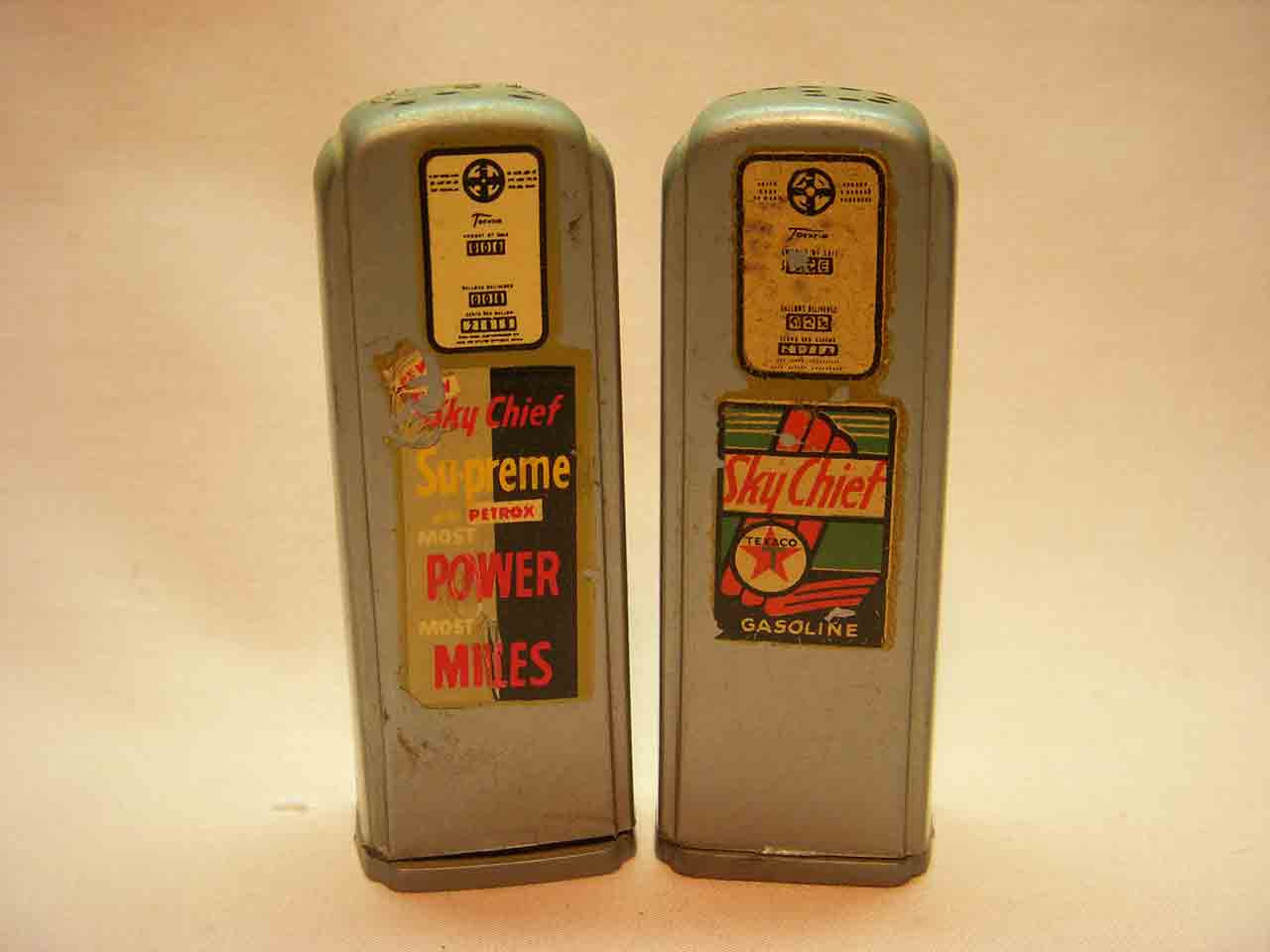 Plastic advertising gas pumps salt and pepper shakers - Texaco